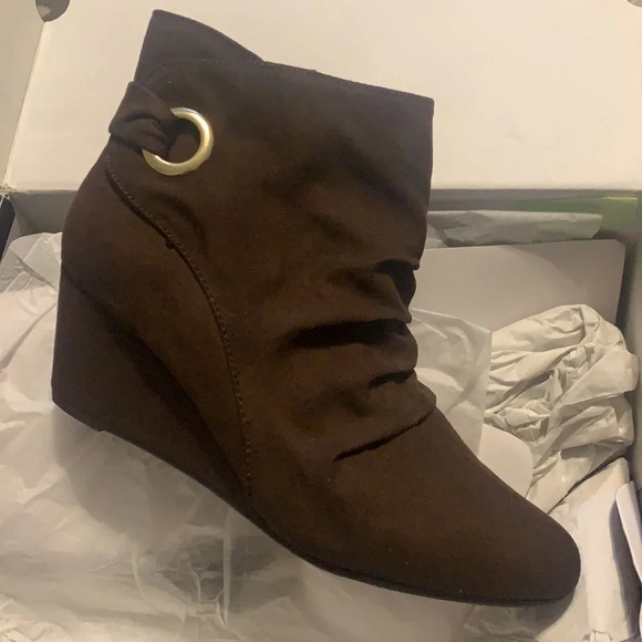 London Fog Jules Wedge Ankle Boots Rouched Strappy Buckle Brown 6 1/2 Faux Suede - Picture 3 of 6